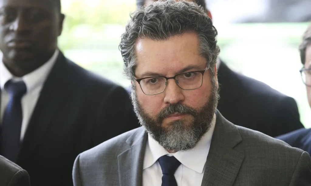 O Ex-Ministro das Relações Exteriores, Ernesto Araújo, fala ao Senado na CPI da Covid às 10h15 desta terça (18). Foto: Agência Brasil