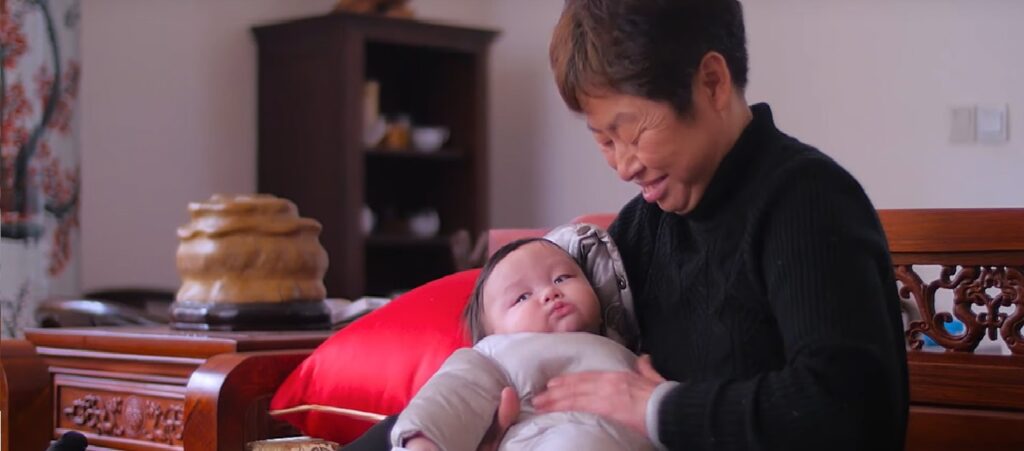 Até 2016, casais da China só poderiam ter até um filho. Documentário "One Child Nation" evidencia impactos da política demográfica estatal - Foto: Reprodução "One Child Nation"/Amazon Prime Video