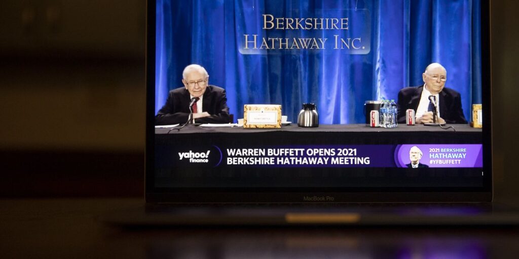 Warren Buffett e Charlie Munger estarão presentes no encontro anual da Berkshire Hathaway no dia 30 de abril - Foto: Reprodução: Yahoo Finance