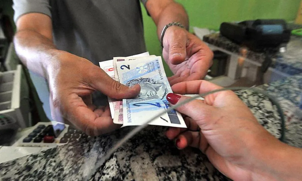 A Câmara dos Deputados aprovou o texto-base da Medida Provisória (MP) que fixou o salário mínimo no valor de R$ 1.100.
