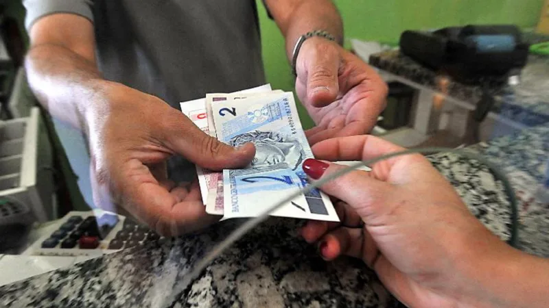 Salário mínimo: Câmara aprova aumento de 5,26%, para R$ 1,1 mil