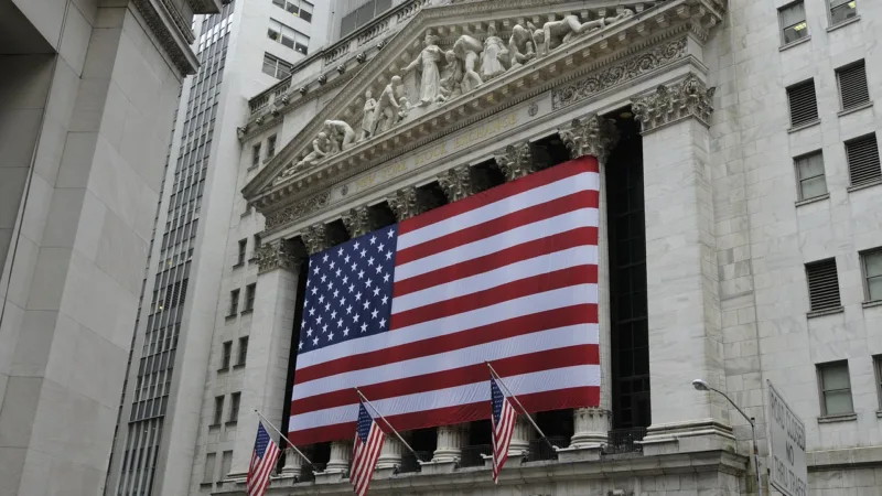 S&P 500 abre semana entre ganhos e perdas, com tecnologia em baixa e commodities em alta