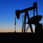 Petróleo fecha em alta, impulsionado por redução dos estoques nos EUA