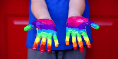 Investidores LGBTQIA+ precisam investir de forma diferente, diz UBS