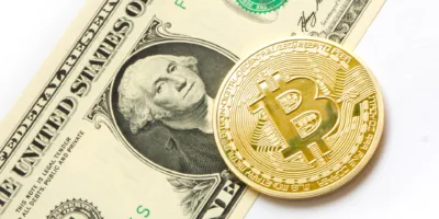 Bitcoin apaga alta em 2021 e atinge menor patamar em 5 meses