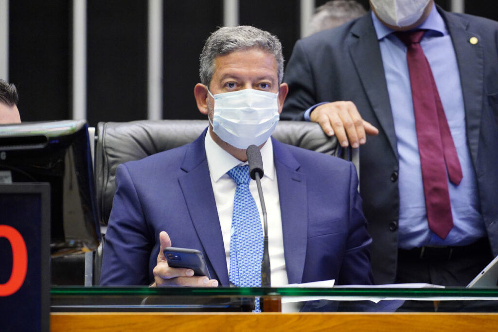 Lira critica governadores sobre preço de combustíveis e cobra solução do Senado, podendo afetar a Petrobras - Foto: Pablo Valadares/Câmara dos Deputados