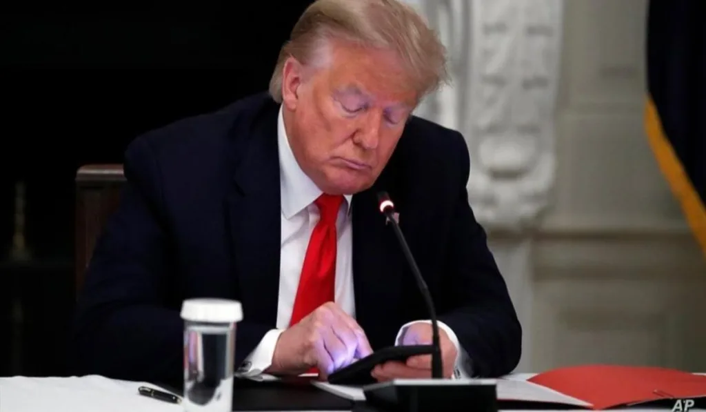 Donald Trump processa Facebook (FBOK34), Google e Twitter (TWTR34)