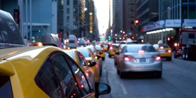 Com escassez global de peças, montadoras de carros priorizam modelos mais caros