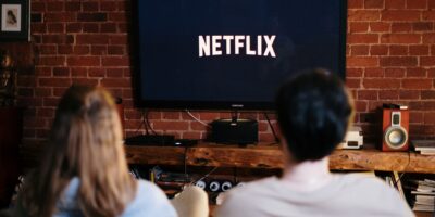 Sem olhar para cima: Netflix (NFLX34) vê número de assinantes desacelerar; ações desabam