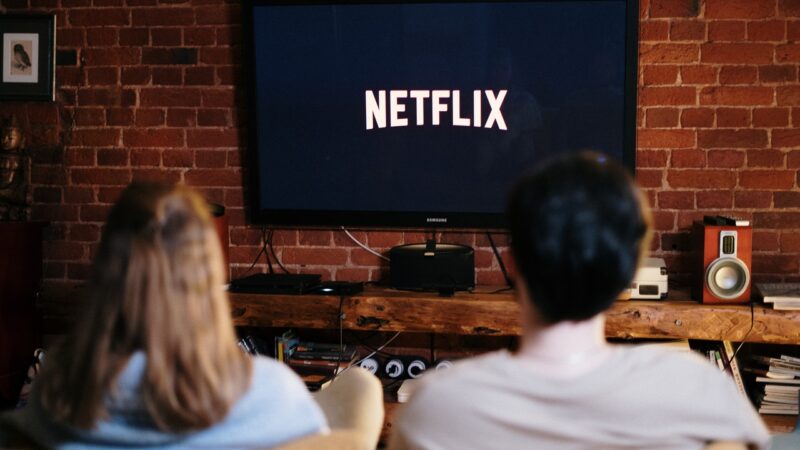 Sem olhar para cima: Netflix (NFLX34) vê número de assinantes desacelerar; ações desabam