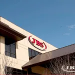 JBS assina parceria para contratar beneficiários do Bolsa Família