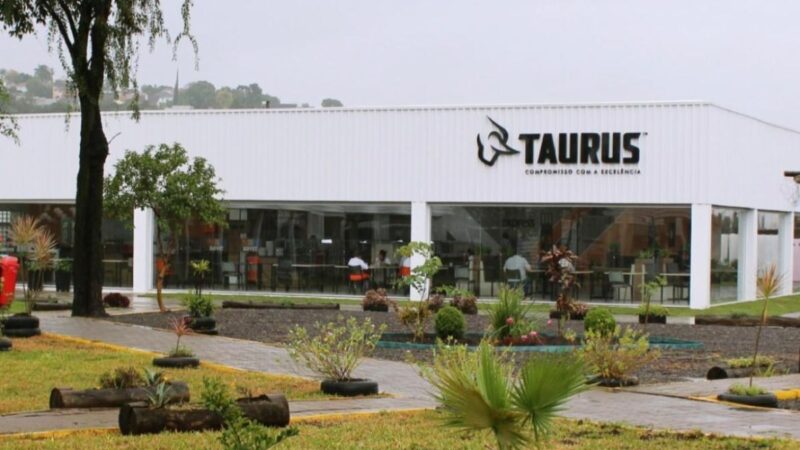Taurus (TASA4) tem a primeira arma certificada por OCP privado no Brasil; veja o que muda