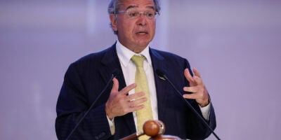 Guedes defende que salário do funcionalismo deveria ter como referência o do setor privado