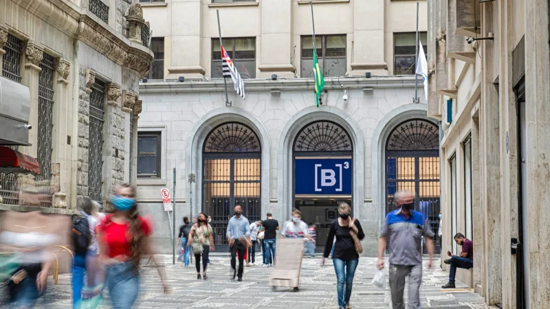 B3 (B3SA3): JP Morgan rebaixa recomendação e cita potencial concorrência da XP