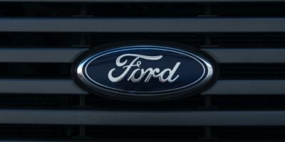 Ford (FDMO34) atrasa remessas de carros por escassez de emblemas