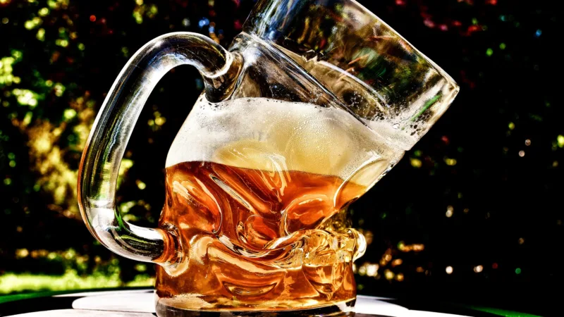 Ambev (ABEV3) e Tim (TIMS3) encabeçam maiores quedas do Ibovespa