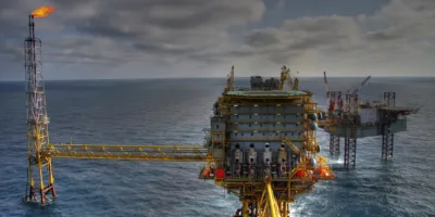 Petróleo sobe forte, com restrição ao mercado russo no radar