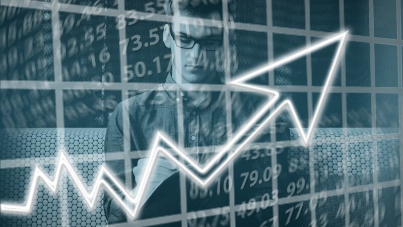 Ibovespa inverte e se afasta do otimismo no exterior; CVC (CVCB3) lidera altas