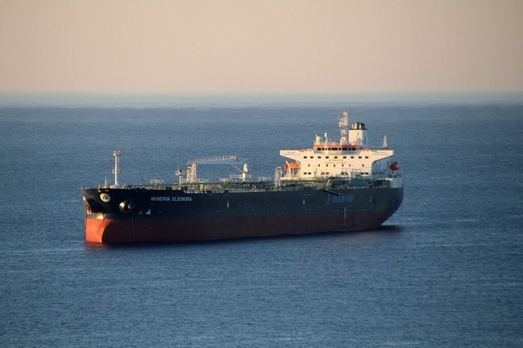 Ataque a navio petroleiro israelense deixa dois mortos na costa de Omã