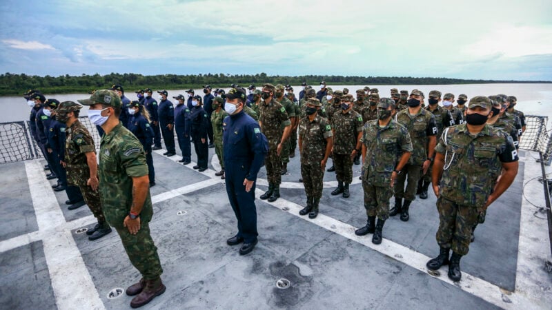Governo segue padrões internacionais e Constituição ao remunerar militares, diz Guedes