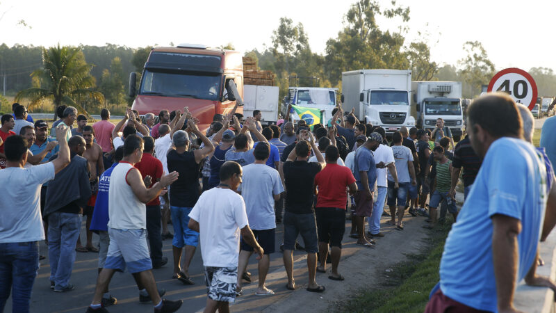 Após carta de Bolsonaro, greve dos caminhoneiros perde força