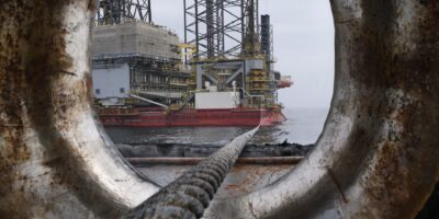 Petróleo fecha em forte queda, com impasse sobre embargo da UE a óleo russo