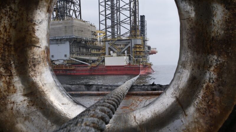 Petróleo fecha em forte queda, com impasse sobre embargo da UE a óleo russo