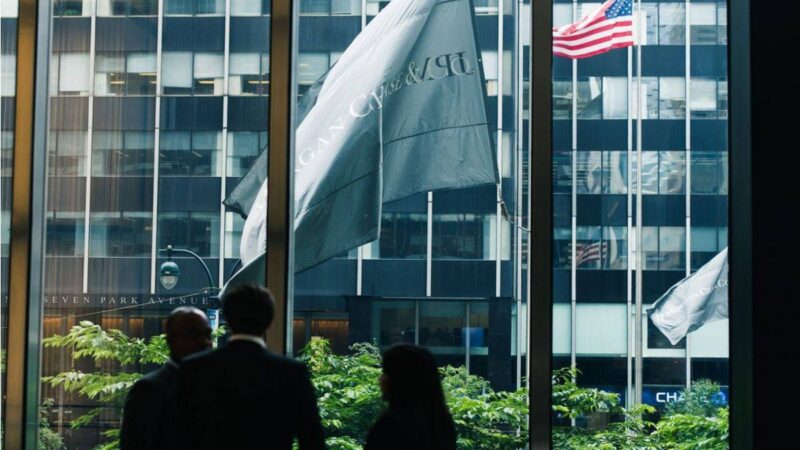 Funcionários do JPMorgan e Goldman Sachs voltam aos escritórios e concorrentes seguem em home office