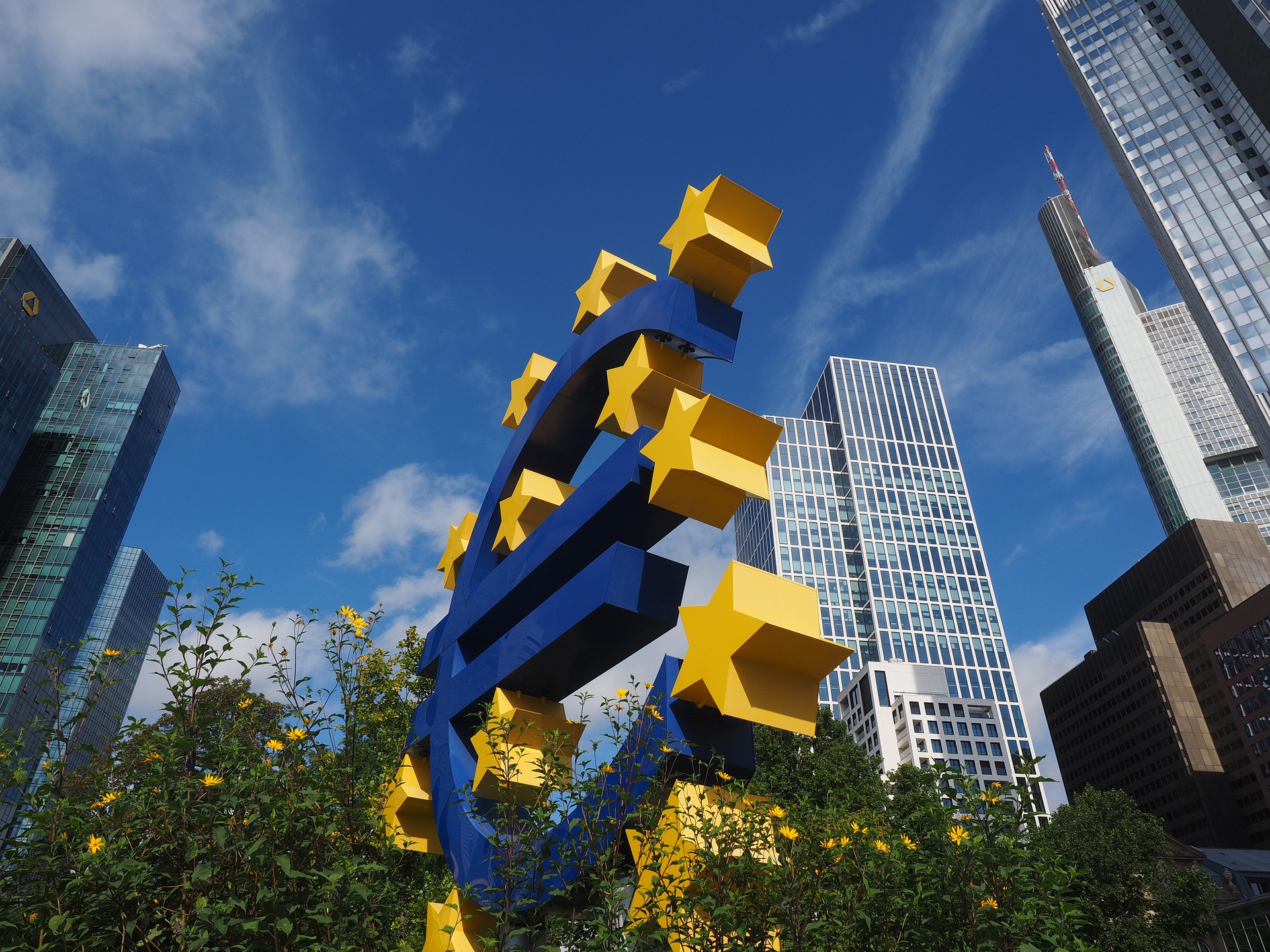 Bolsas europeias operam em alta modesta nesta segunda, à espera de sinais de política monetária