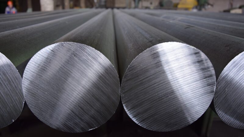 Indústria do alumínio soma vitórias em 2023 e busca aumento de taxas para importados