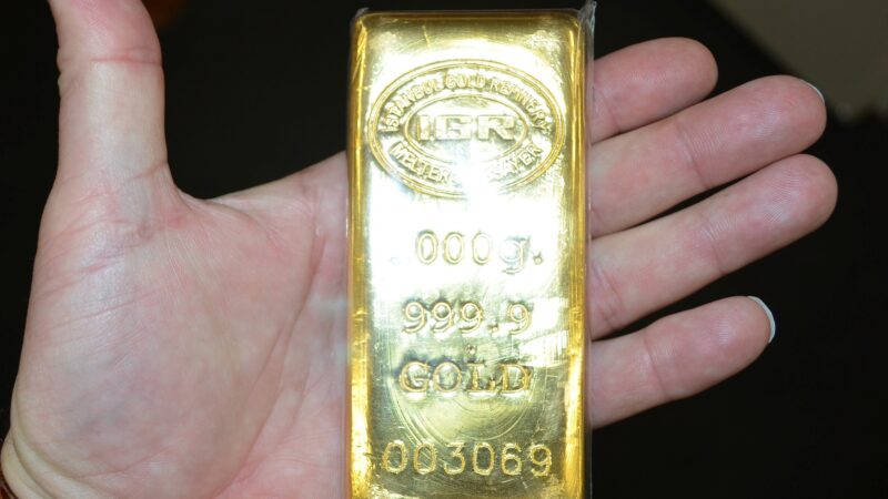 Ouro fecha em alta, apoiado por enfraquecimento do dólar
