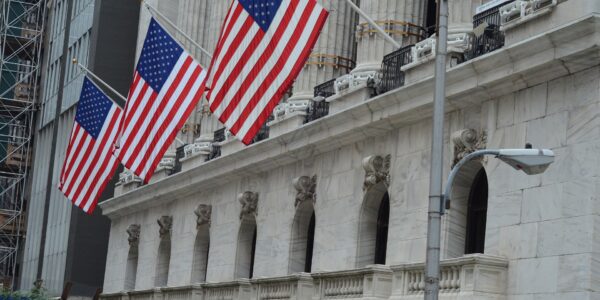 S&P 500 bate novo recorde enquanto Nvidia recua após balanço