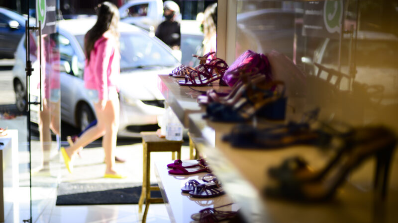 Vendas no varejo caem 1,7% em junho, com recuo do setor de vestuário e calçados