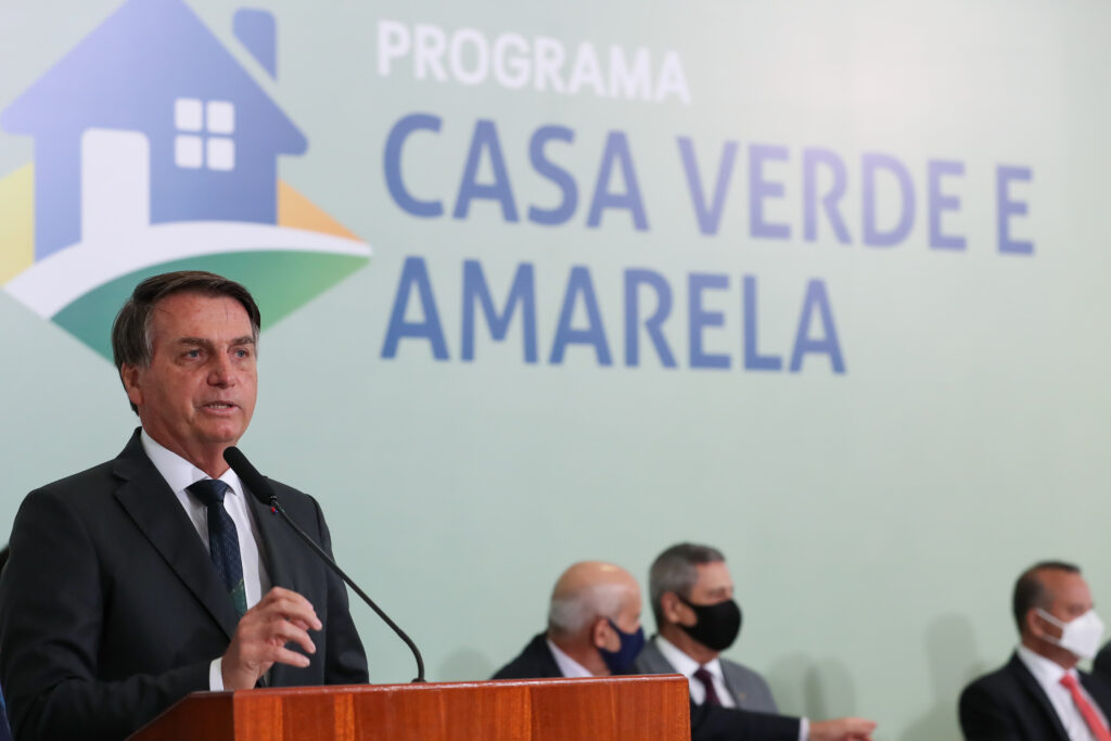 Usadas como trunfo eleitoral do presidente Bolsonaro, as obras de moradias do programa Casa Verde e Amarela podem ser paralisadas. Confira.