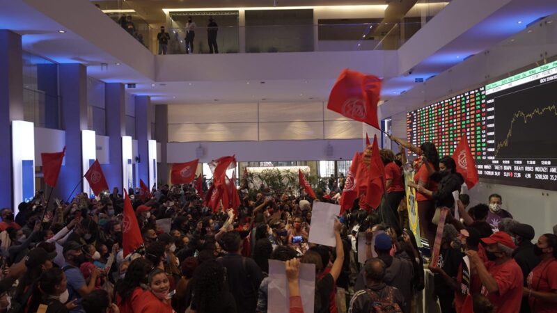 MTST na B3: manifestantes invadem sede da Bolsa de Valores em protesto contra a fome e desigualdade