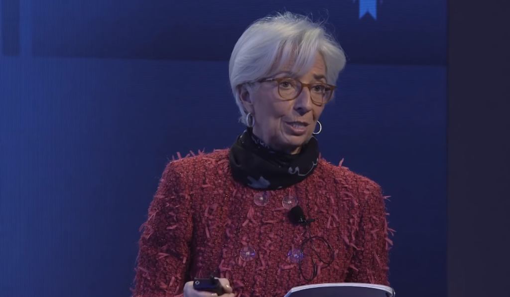 Para dar suporte à recuperação econômica, Lagarde disse que será necessário manter as condições financeiras "favoráveis" na zona do euro, algo que deve ser garantido pela revisão da estratégia de política monetária do BCE com base nos dados de inflação - Foto: Reprodução/World Economic Forum