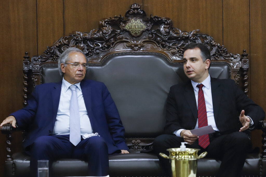 Á direita, Rodrigo Pacheco, presidente do Senado, que tenta balizar reforma do IR que taxa dividendos - Foto: Pedro Gontijo/Senado Federal
