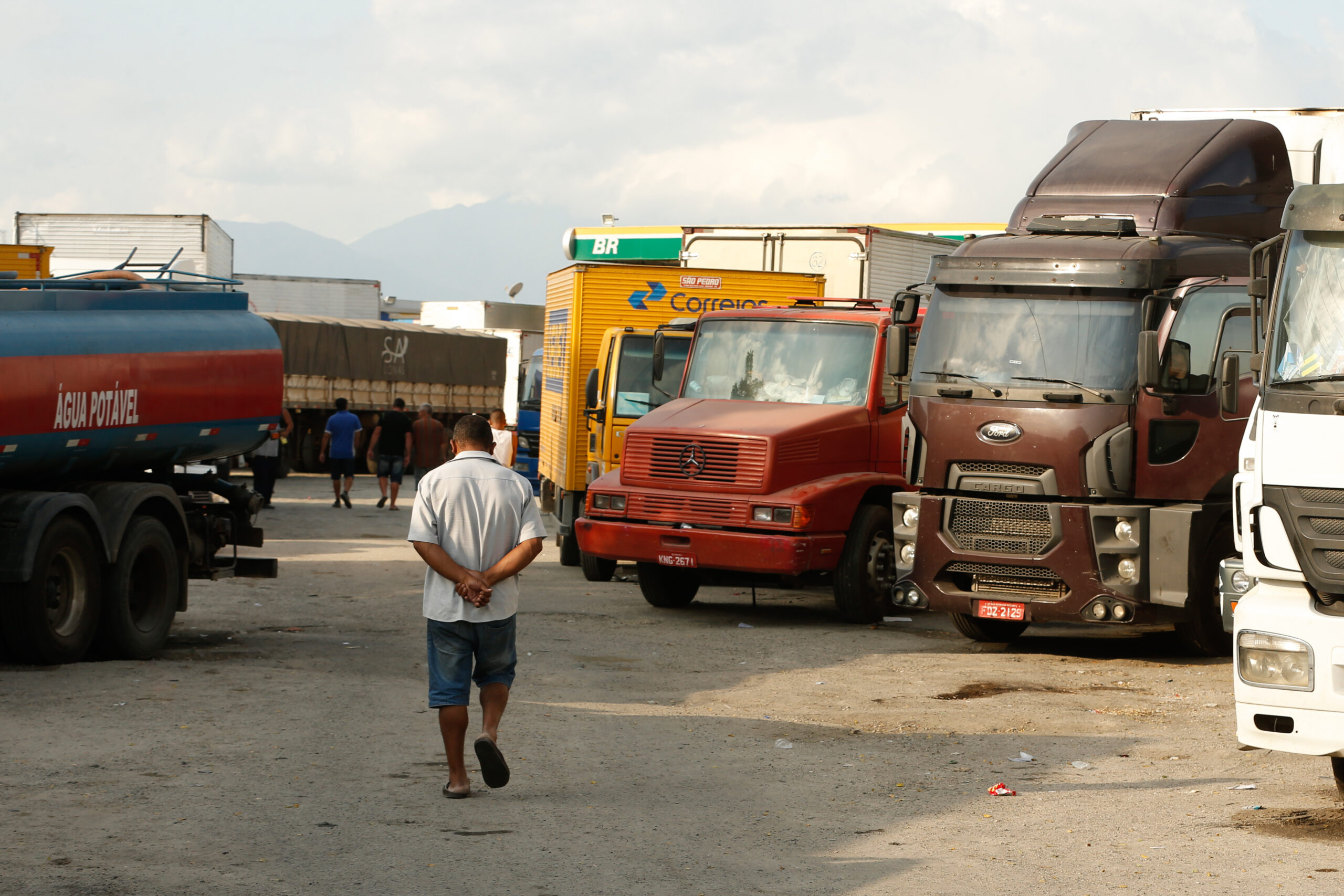 Fotos: Greve dos caminhoneiros faz taxista apelar para álcool de cozinha  para abastecer carro