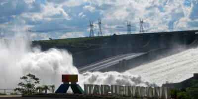 Tempestade desliga 5 turbinas de Itaipu e obriga usina a verter água