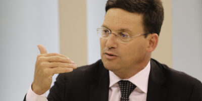 Auxílio Brasil será de R$ 300 mensais e terá 17 milhões de beneficiários, diz ministro Roma