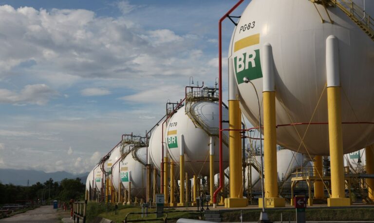 Noticia sobre Petrobras (PETR4) vende bloco de petróleo para Ubuntu