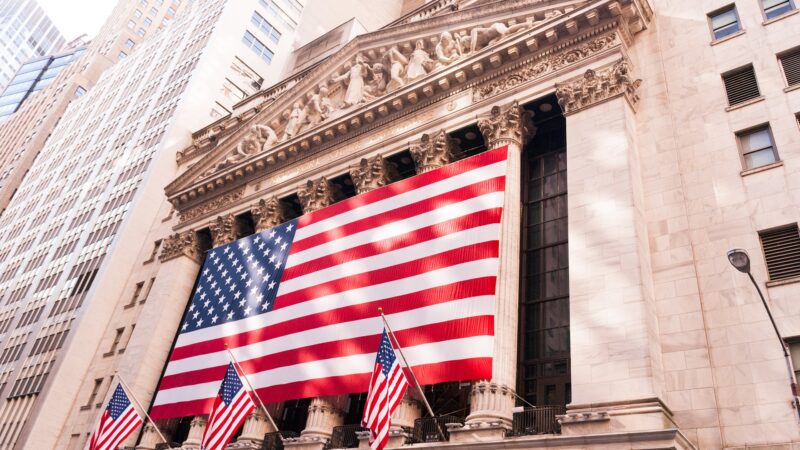 Bolsas de NY caem, com mercado ainda apreensivo por alta de juros