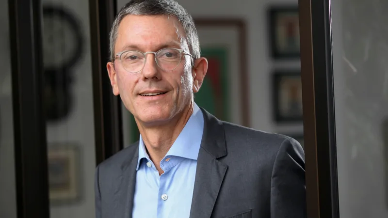 Teto de gastos está sendo enterrado por um governo dito liberal, diz Carlos Kawall