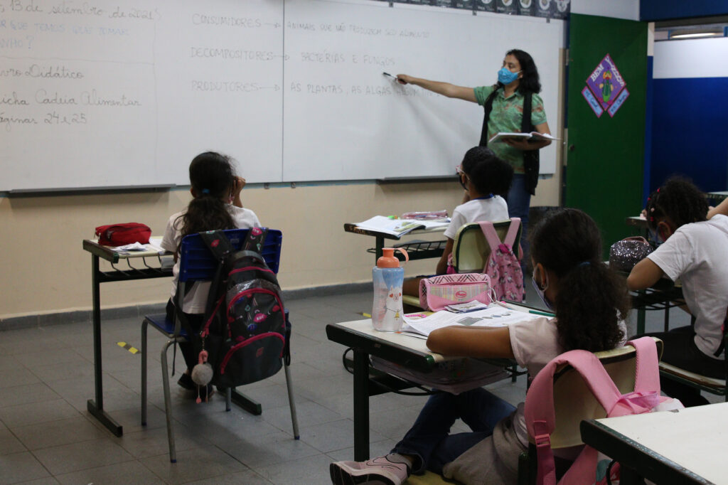 Mais da metade das escolas particulares de ensino fundamental e médio planejam aumentar as mensalidades e as matrículas do ano que vem em até 10% - Foto: Agência Brasil