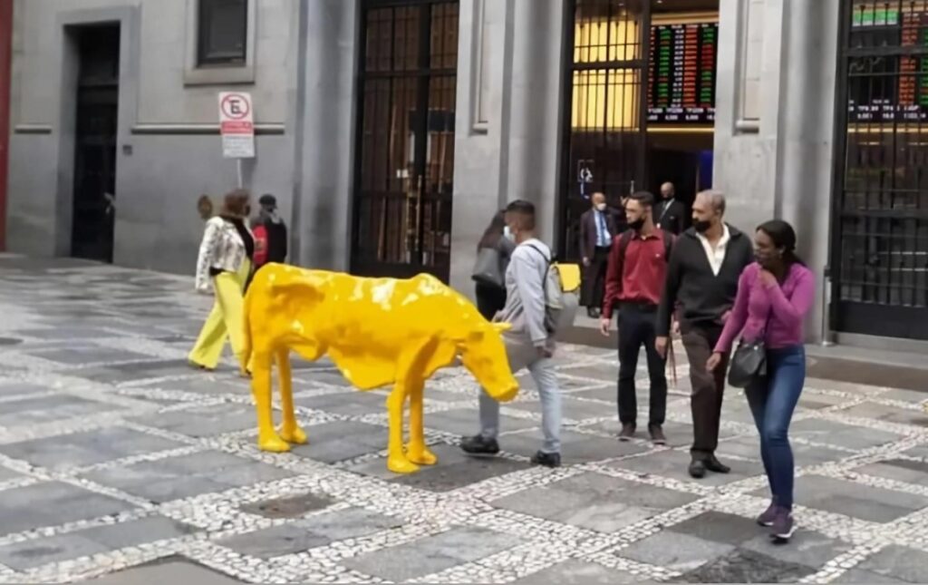 Vaca Magra na porta da B3 substitui Touro de Ouro. Foto: Reprodução/ Instagram Márcia Pinheiro