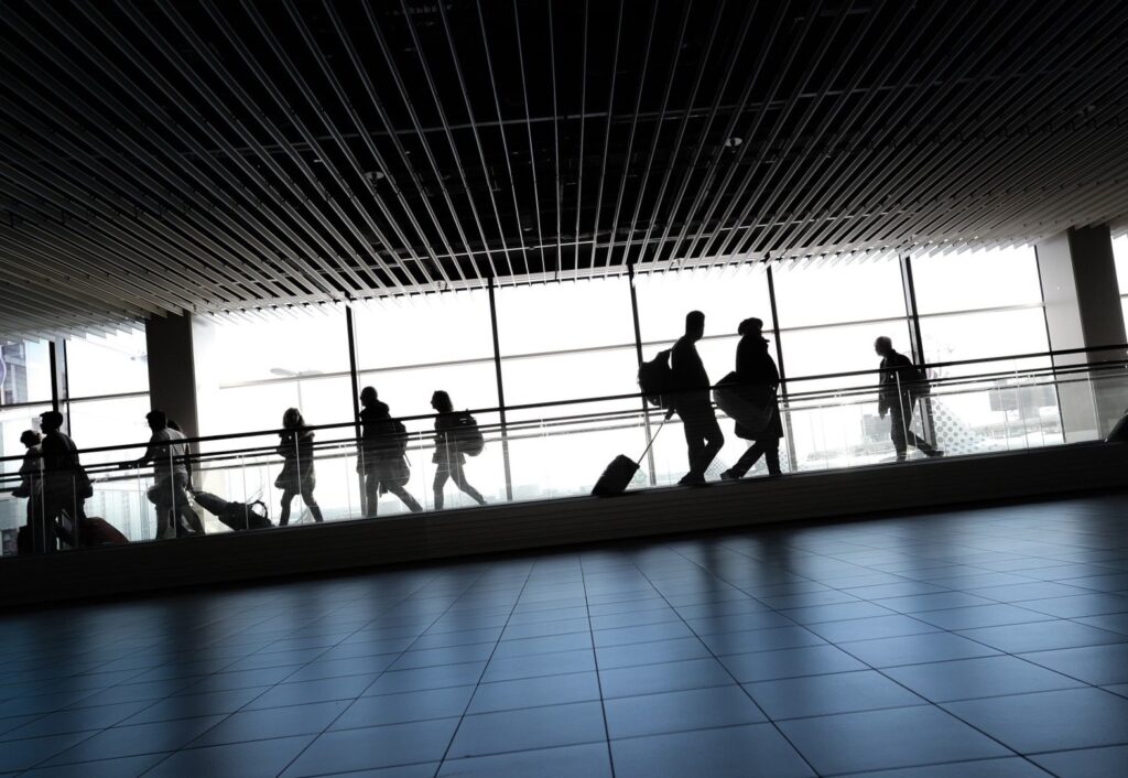 Viajantes em aeroporto. Foto: Pixabay.