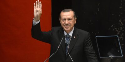 Lira turca desaba 9% com interferência de Erdogan no banco central