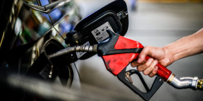 Bolsonaro diz que preço da gasolina “tem que cair” após recuo na cotação do petróleo