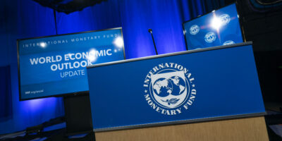 Economia global caminha para ‘águas turbulentas’, alerta FMI