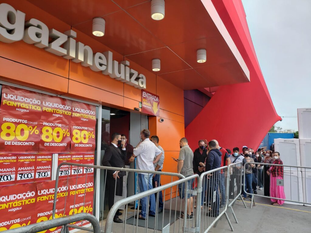 Magazine Luiza: Lojas abrem com filas nesta sexta (7) após anúncio de liquidação recorde. Foto: Divulgação.